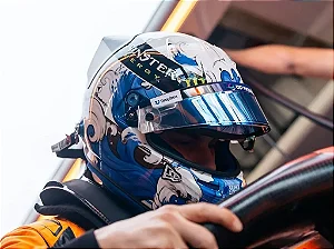 Capacete Oscar Piastri McLaren Formula 1 Team Japanese GP 2025 1:5 Spark