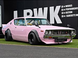 *** PRÉ-ORDER *** Nissan Skyline GT-R (KPGC110) Kenmeri Liberty Walk 1972 1:43 Solido Rosa