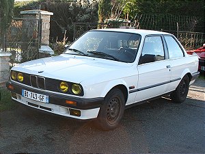 *** PRÉ-ORDER *** BMW 325i 1986 1:18 Solido Branco