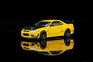 *** PRÉ-ORDER *** Nissan Skyline GT-R (R34) 1:64 MOTORHELIX Amarelo