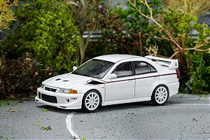 *** PRÉ-ORDER *** Mitsubishi Lancer Evolution VI GSR T.M.E 1:64 MOTORHELIX Branco