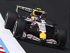*** PRÉ-ORDER *** Fórmula 1 Visa Cash App Racing Bulls VCARB 03 Liam Lawson GP Japão 2026 1:64 Spark