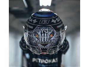 *** PRÉ-ORDER *** Capacete George Russell Mercedes AMG PETRONAS F1 Team GP Japão 2026 1:5 Spark