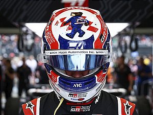 Capacete MoneyGram Haas F1 Team Ollie Bearman GP British 2026 1:5 Spark