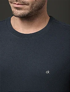 Camiseta Masculina Básica em Meia Malha Calvin Klein Azul Marinho