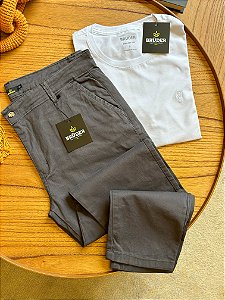 Kit Calça Sarja Chumbo + Camiseta Cotton Branca Preta Bruder