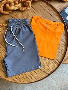Kit Shorts Linho Chumbo + Camiseta Cotton Pima Laranja Bruder