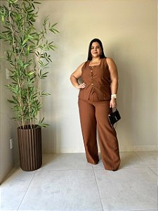Conjunto Max Colete, C/ Recorte Princesa E Botões, Calça Pantalona, C/ Cós Atômico- Plus Size
