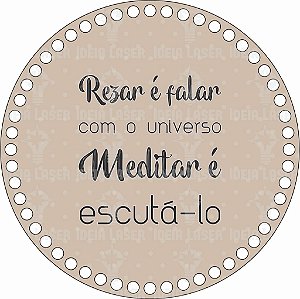 Base MDF Fio de Malha Crochê Redonda Estampada Rezar é Falar com o Universo, Meditar é Escutá-lo