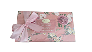 Estojo Presenteável com 3 Sabonetes Perfumados de Jasmim - Limpeza Suave e Pele Macia - Embalagem Sofisticada com Laço - Presente Perfeito e Delicado para Surpreender com Elegância e Frescor – ideal para oferecer com carinho