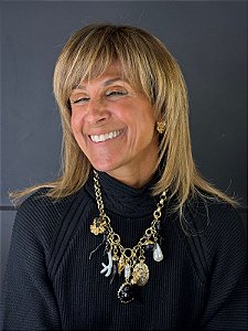 Colar Elegância Urbana com Charms Variados