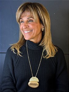 Colar Longo Regulável Resina e Metal Dourado Fosco