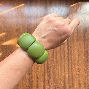 Pulseira de Resina Verde com Elástico - Estilo e Conforto em uma Peça Única