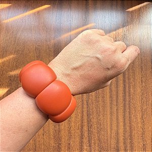 Pulseira de Resina Terra Cota com Elástico - Estilo e Conforto em uma Peça Única