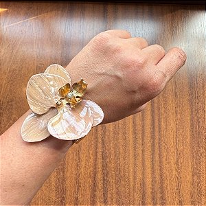 Pulseira Orquídea Nude: Um Toque Floral de Delicadeza e Brilho