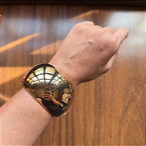 Bracelete Escultural Dourado: Luxo e Modernidade em uma Peça Única