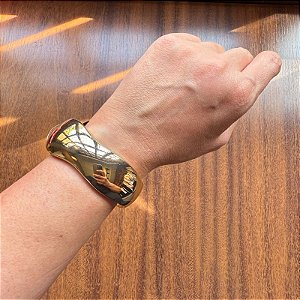 Bracelete Wave Dourado: Luxo e Modernidade em uma Peça Única