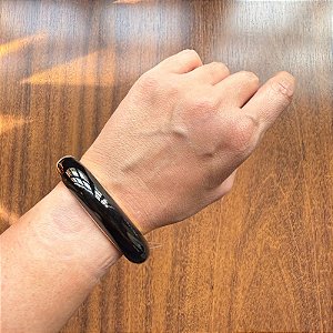 Pulseira Esmaltada Preta: Elegância Clássica e Versatilidade Atemporal