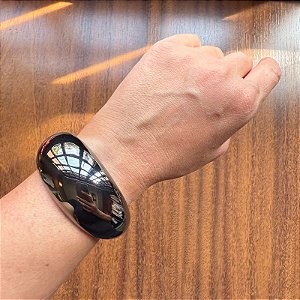 Bracelete Escultural em Grafite: Ousadia e Modernidade em uma Peça Única
