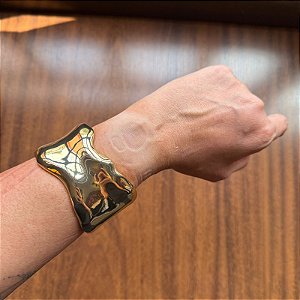 Bracelete Escultural Dourado: Luxo e Arte em Seu Pulso