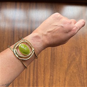 Bracelete Dourado com Resina Verde: Design Moderno e Ousado
