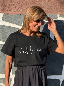 Camiseta "C'est la Vie" em Algodão - Viva a Vida com Estilo!