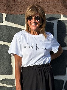 Camiseta "C'est la Vie" em Algodão - Viva a Vida com Estilo!