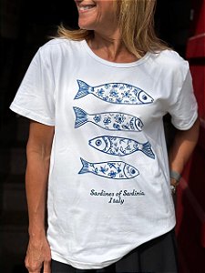T-Shirt "Sardines of Sardinia" - Arte, Mar e Conforto em Algodão