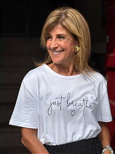 Camiseta "Just Breathe" em Algodão - Lembrete de Leveza e Foco