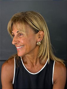 Brinco Botão Curvado Metal Dourado Liso