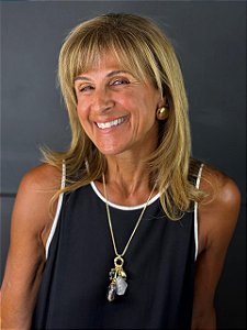 Colar Longo Dourado com Mix de Pendentes Orgânicos