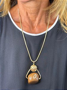 Colar Longo Dourado com Pendente Geométrico Marrom
