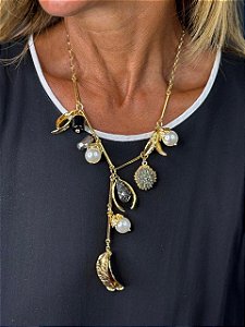 Colar Dourado com Pendentes Diversos e Pérolas