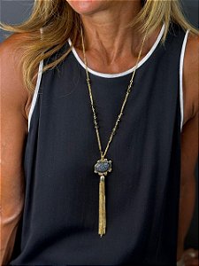 Colar Longo Dourado com Pendente de Tassel em Correntes