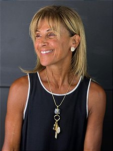 Colar Dourado com Mix de Pendentes Geométricos e Cristal