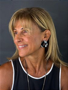 Brinco Button Gloss Silver – Design Orgânico & Brilho Espelhado