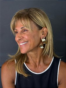 Brinco Spiral Hammered Gold – Design Escultural & Textura Orgânica