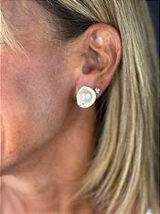 Brinco Artisan Pearl Gold – Textura Martelada & Elegância Clássica