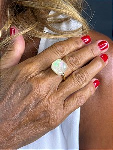 Anel Solitário Madrepérola com Cristal – Aro Fino Dourado (Tam 17)