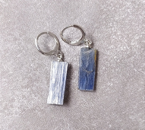 Brinco de Cianita Azul Bruto "Proteção do Arcanjo Miguel" - Argola - Banho prata