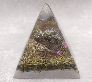Orgonite com Pirita 8,5cm "Prosperidade - Sucesso" (fundo branco)