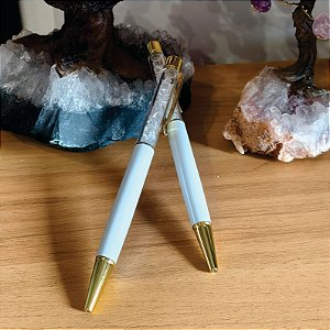 Caneta com Quartzo Cristal em cascalho - Dourada - " Amplificador de Energia, Cura, Brilho Pessoal e Limpeza Energética."