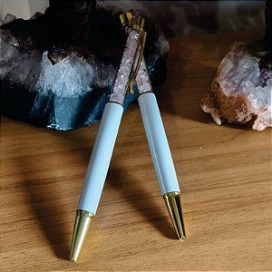 Caneta com Quartzo Rosa em cascalho - Dourada - "Amor Incondicional, Clareza Mental e Apoio Emocional."