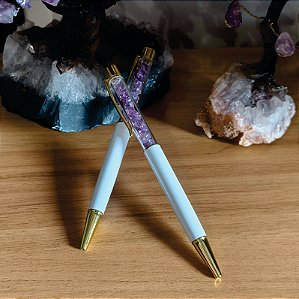 Caneta com Ametista em cascalho - Dourada - "Proteção, Espiritualidade, Transmutação e Intuição."