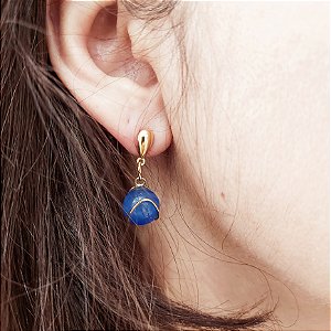 Brinco de Bolinha Agata Azul 8mm e 10mm. Pedras Naturais. Banho Ouro