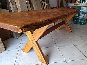 Mesa rústica com borda organica