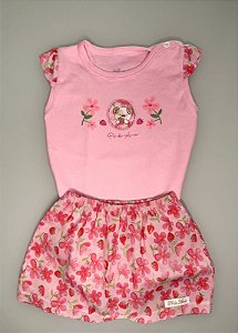 Body morangos com short saia estampado
