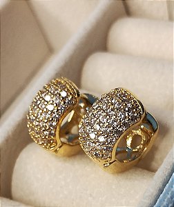 Argola click larga cravejada com micro zircônia