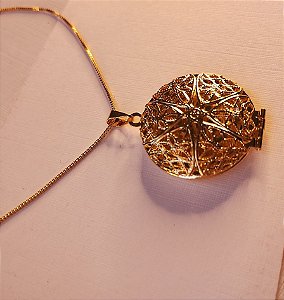 Colar relicário círculo vazado