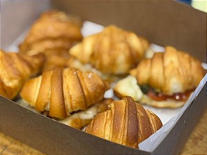 Caixa com 6 Mini Croissants Monte seus Sabores - "Exclusivo Curitiba e Região Metropolitana"